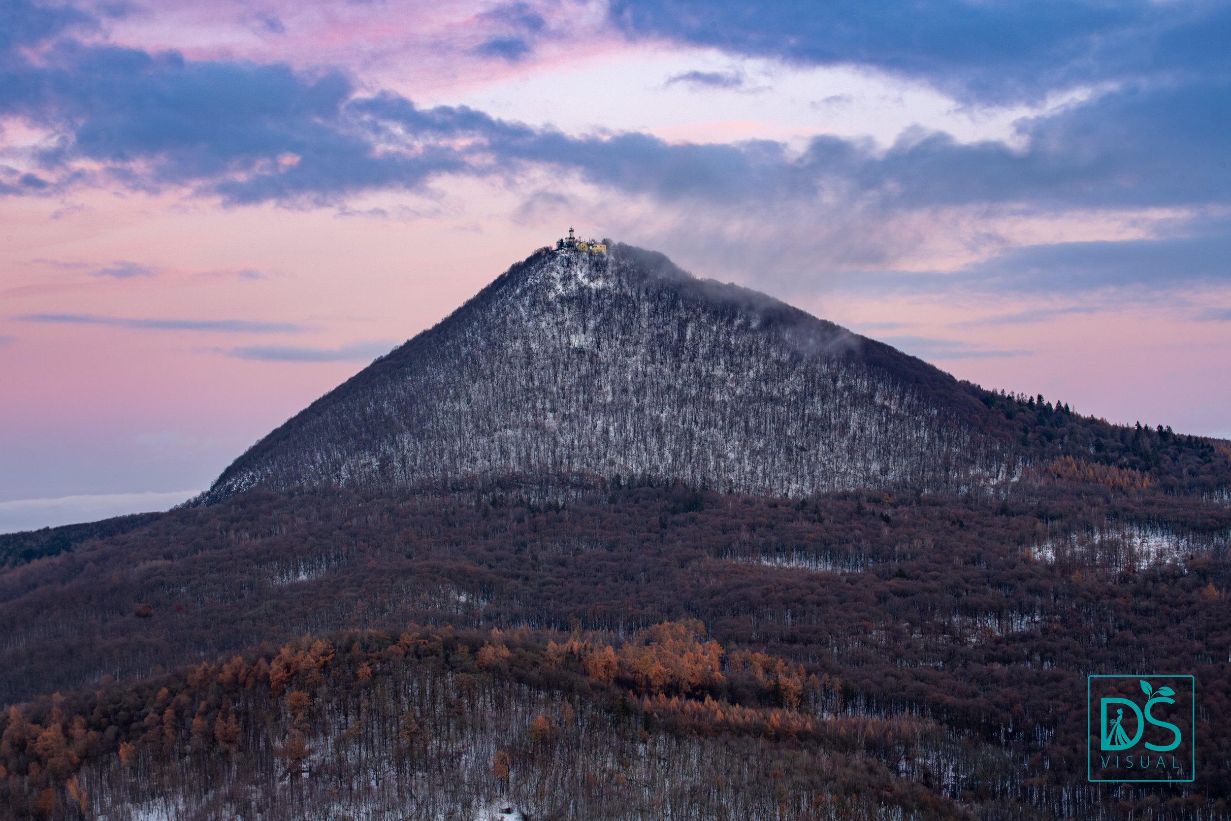 Milešovka v ranních barvách.jpg