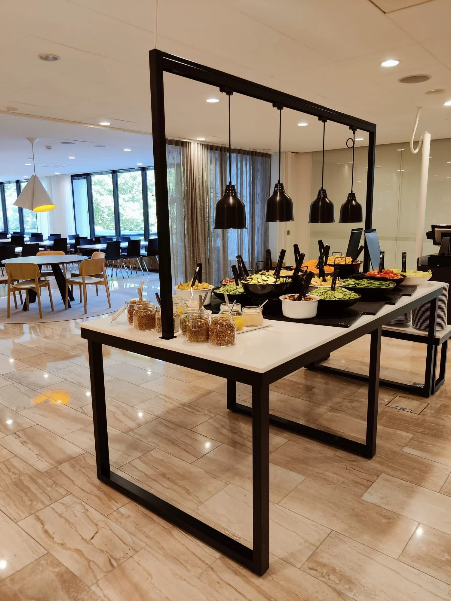 värikäs ja herkullinen salaattipöytä, mustat valaisimet