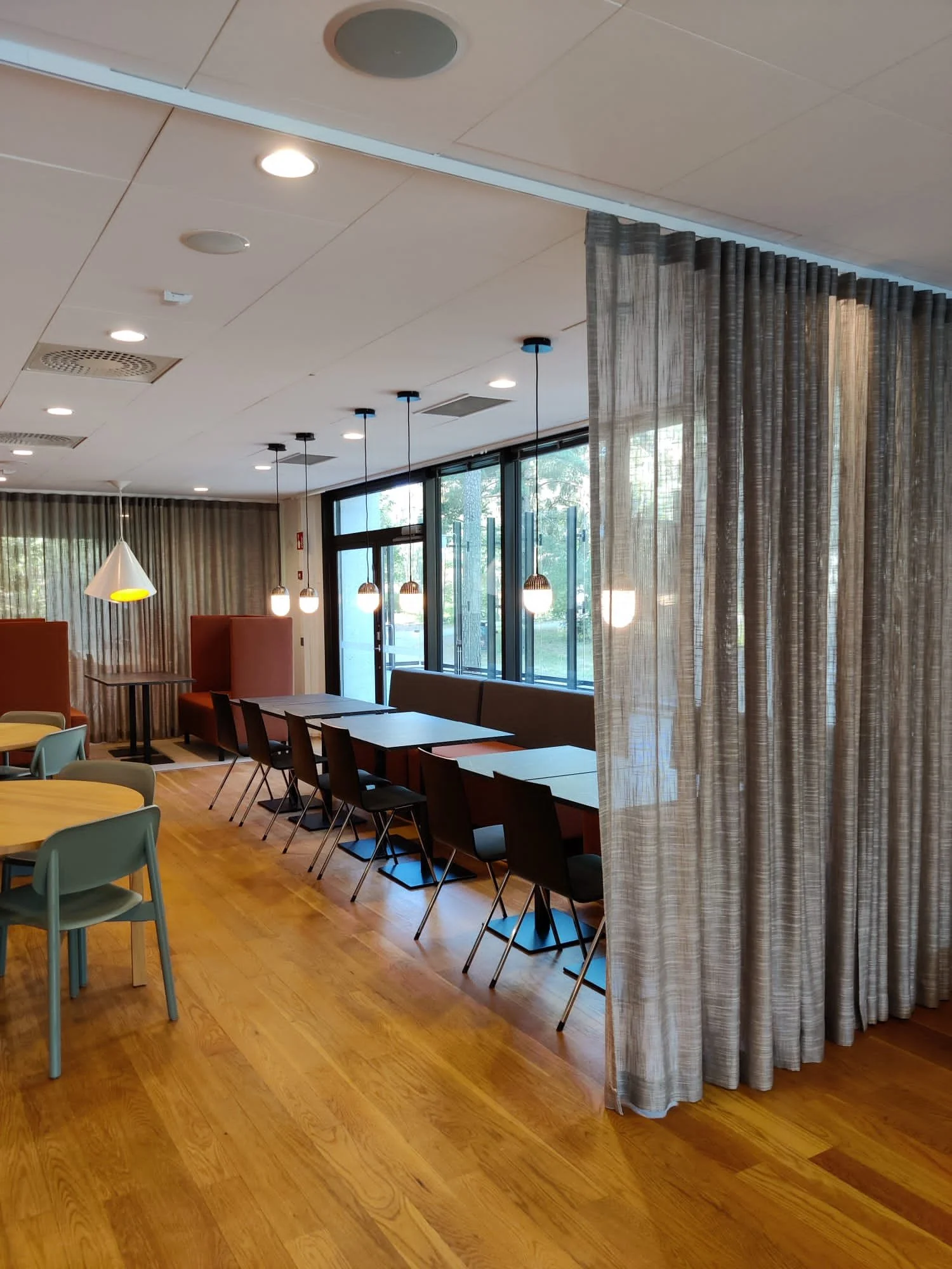 Ravintola jossa puulattia ja tilanjakoverho