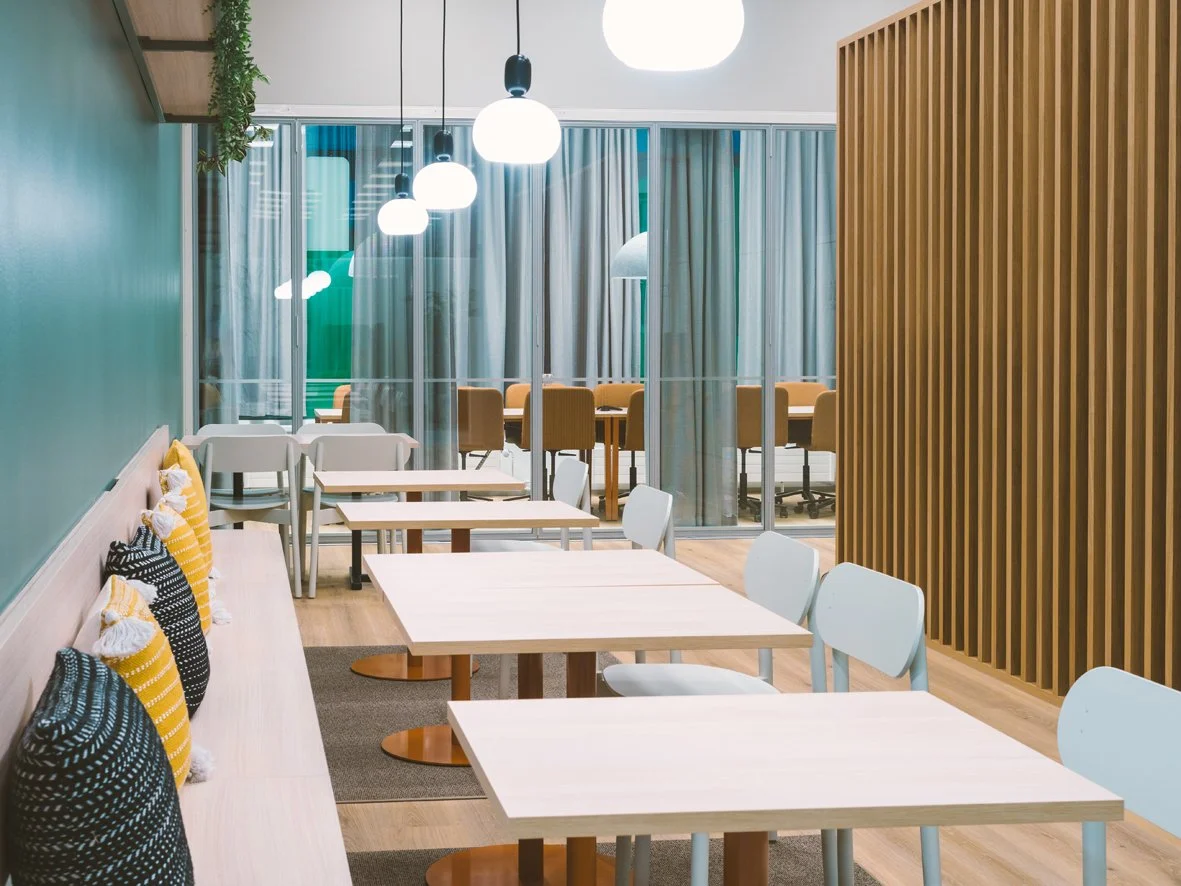 kokouskabinetti jossa puurimaseinä ja vihreä seinä