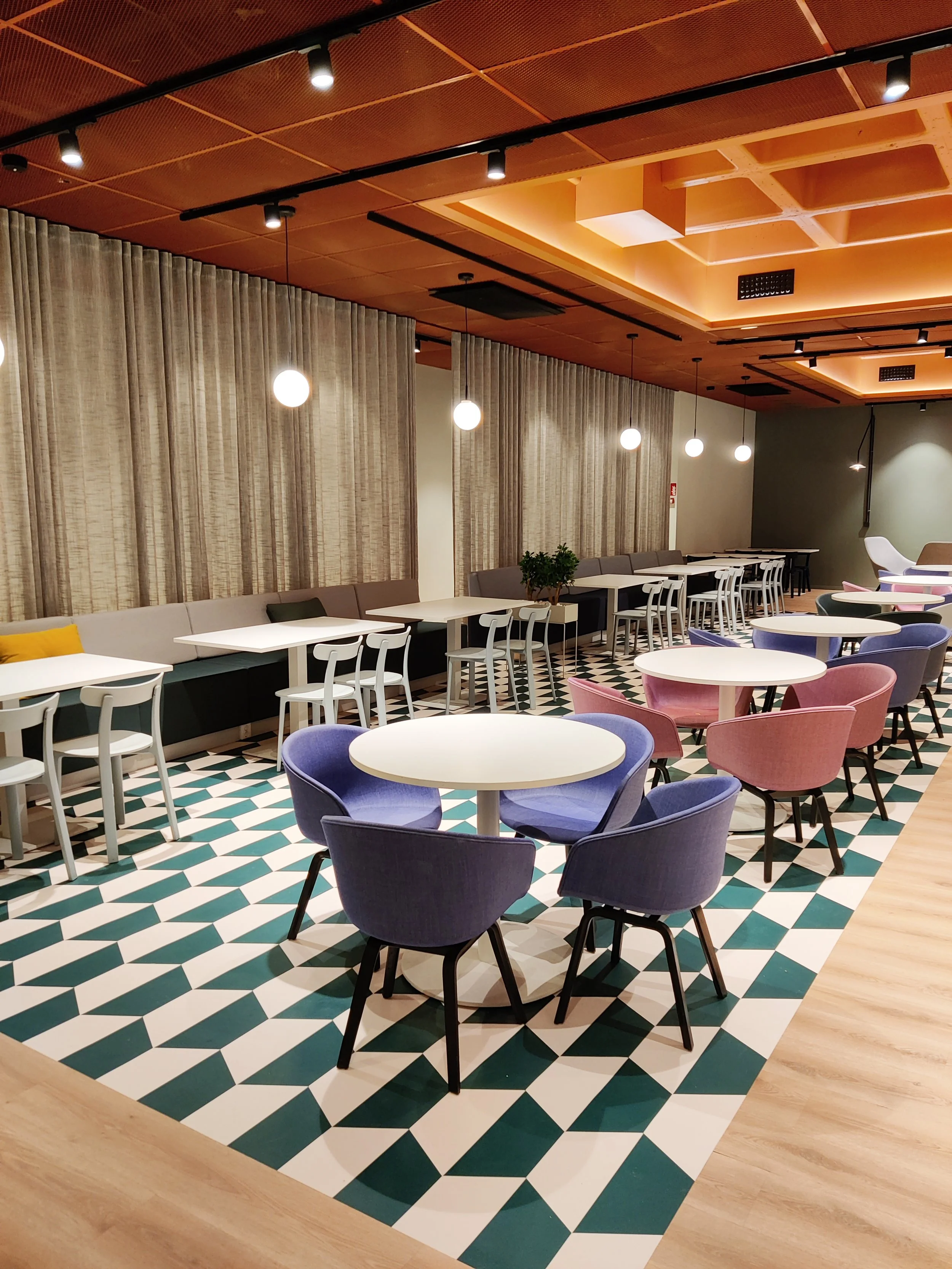Moderni ravintola värikkäät kalusteet