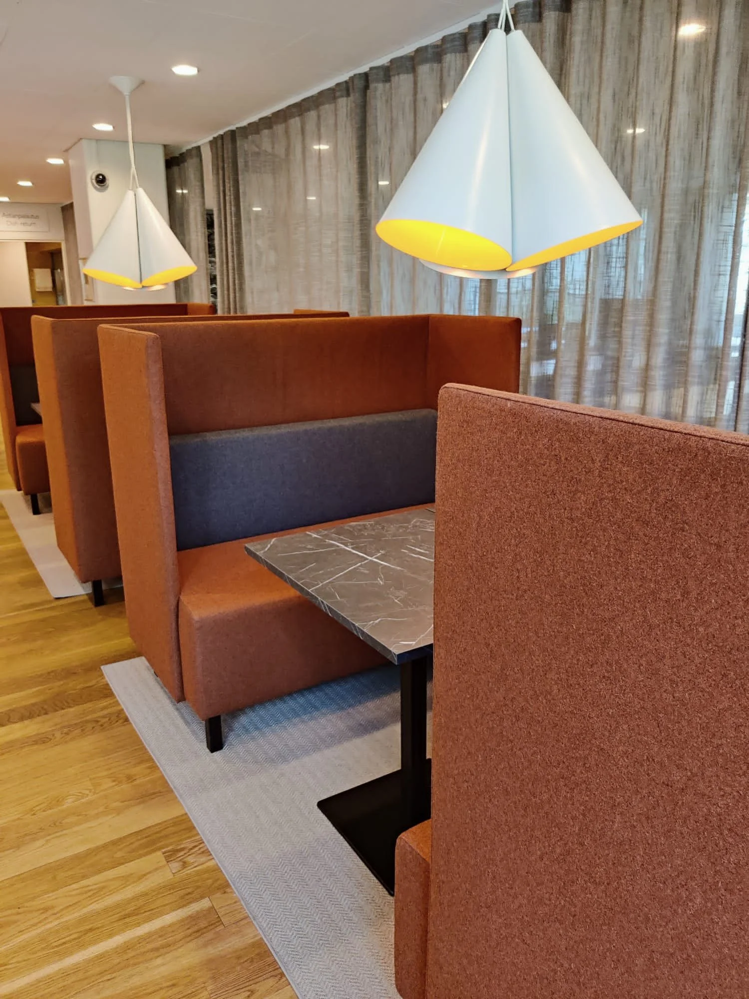 Oranssit akustiikkasohvat ravintolassa