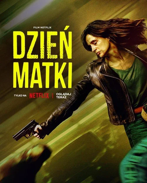 A woman with long dark hair holding a gun in a dark jacket and green shirt, looking determined, with the text "Dzień Matki" and "Film Netflix" on a green and yellow background.