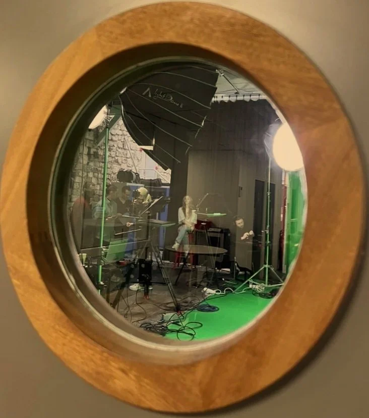 Une équipe se prépare à tourner dans un studio