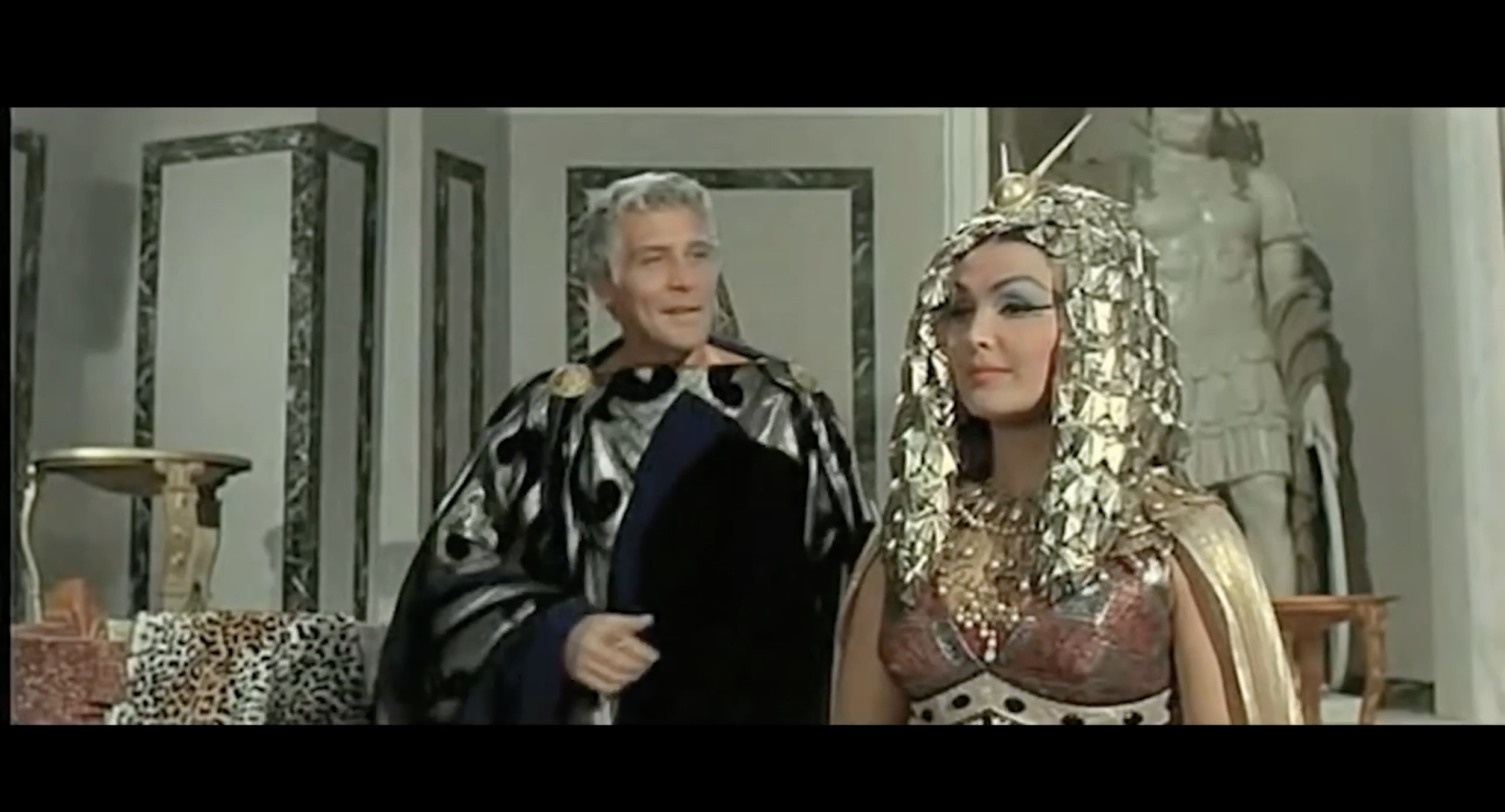 Cléopâtre et Cesar discutent dans un film ancien 