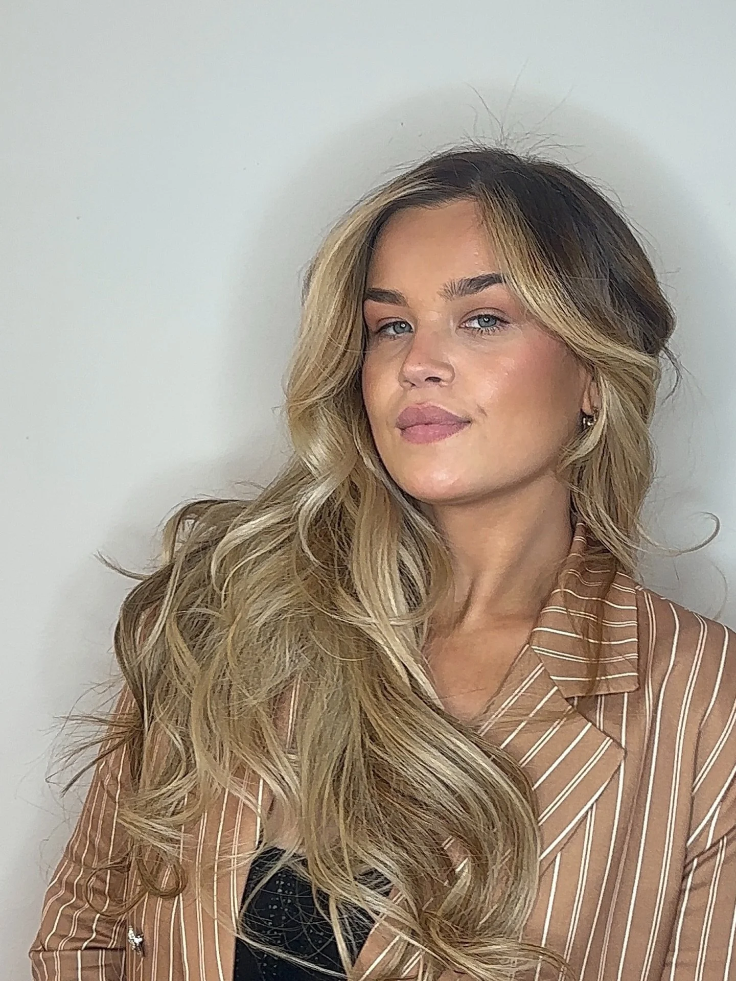 Haarverl&auml;ngerung mit unseren @laurea.extensions ✨

2 unterschiedliche Farben in 55 cm L&auml;nge &ndash; perfekt eingearbeitet f&uuml;r ein sanftes, nat&uuml;rlich sch&ouml;nes Ergebnis.