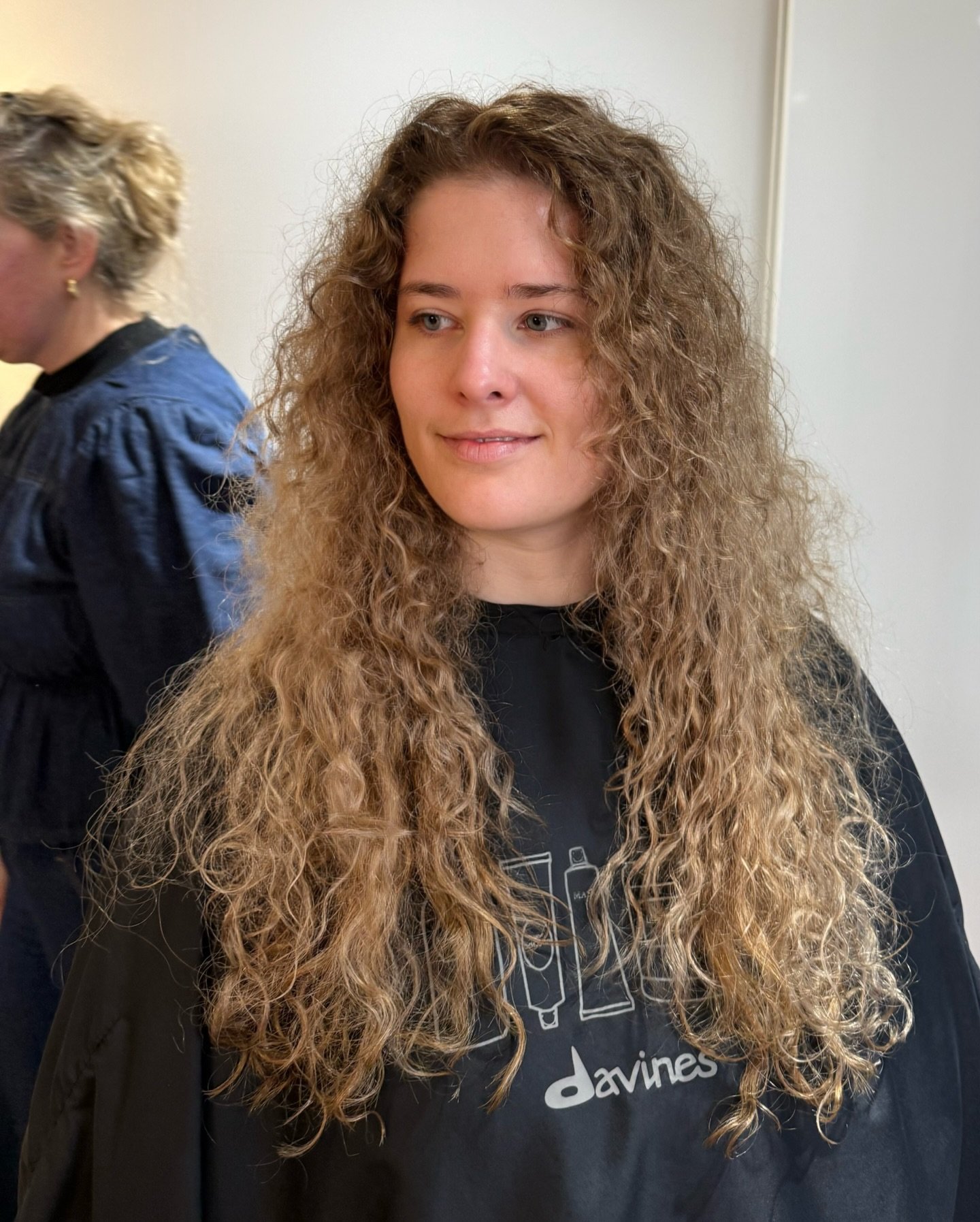 Curly. Wavy. Kraftvoll.

Zwei Haarb&auml;nder in 55 cm &ndash; Curly Wavy &ndash; f&uuml;r maximale L&auml;nge, nat&uuml;rliche Bewegung und sp&uuml;rbare Dichte. 
  Das Ergebnis: weich fallende Wellen, volle Spitzen, kompromisslose Pr&auml;senz.

Na