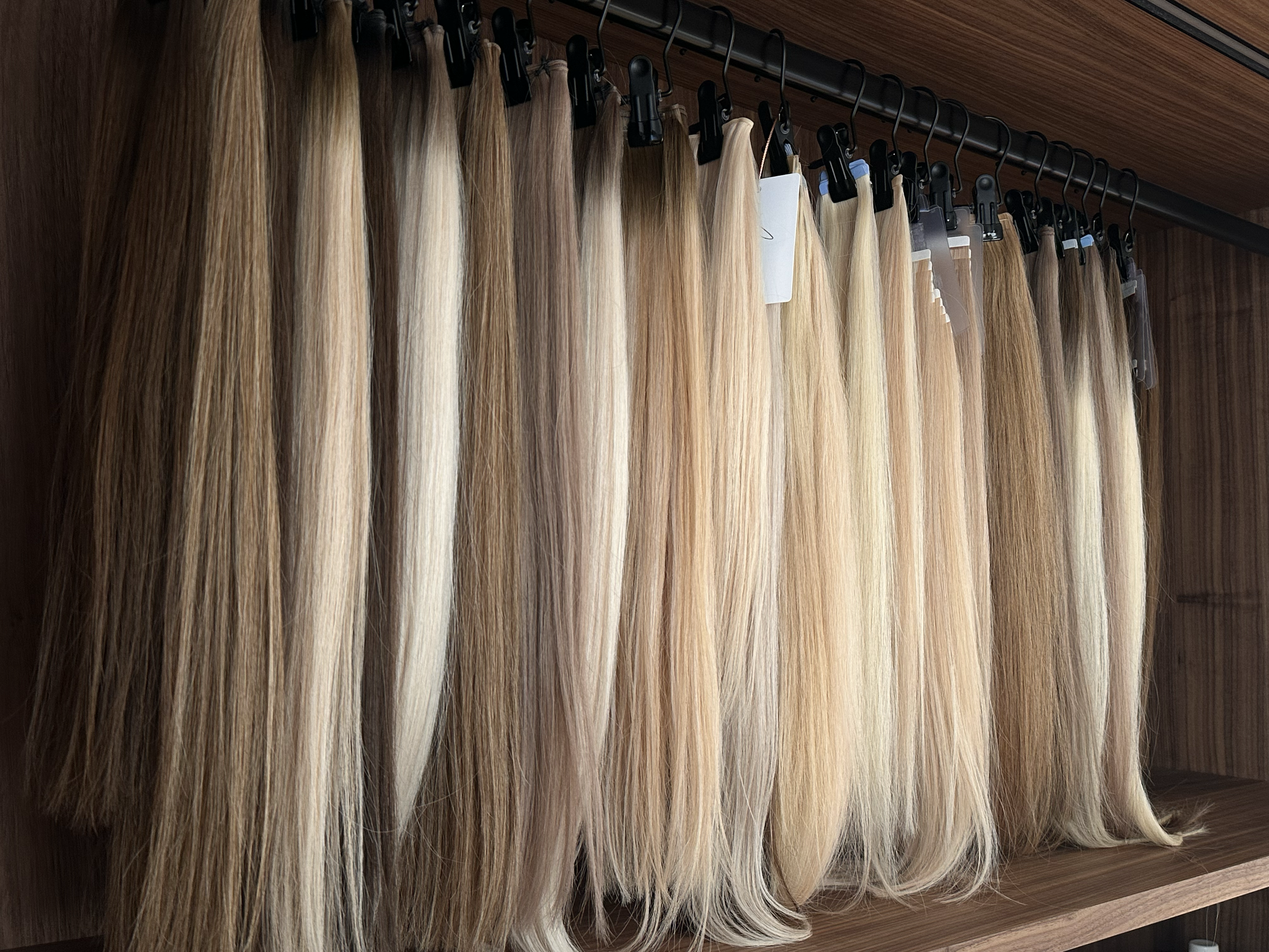 Alle Farben von Extensions hängen an einer Wand im Friseursalon nordisch nobel Friseure.