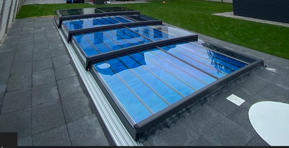 HEXA medencefedés speciális szögletes alumínium profilja és rejtett rögzítései.