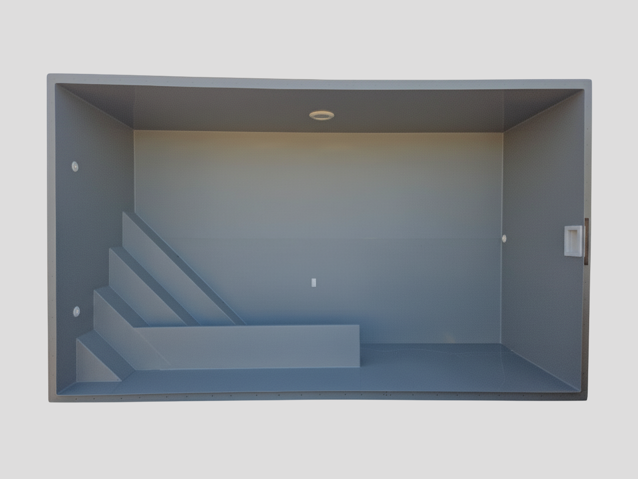 Modern megjelenésű, éles sarkos téglalap medence hőszigetelt fallal, kerti környezetbe