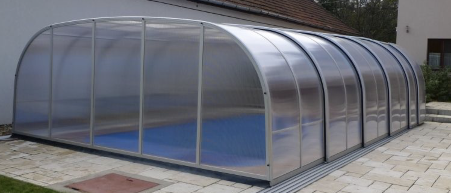 Kilátás a JUPITER magas medencefedés belsejéből a kertre.