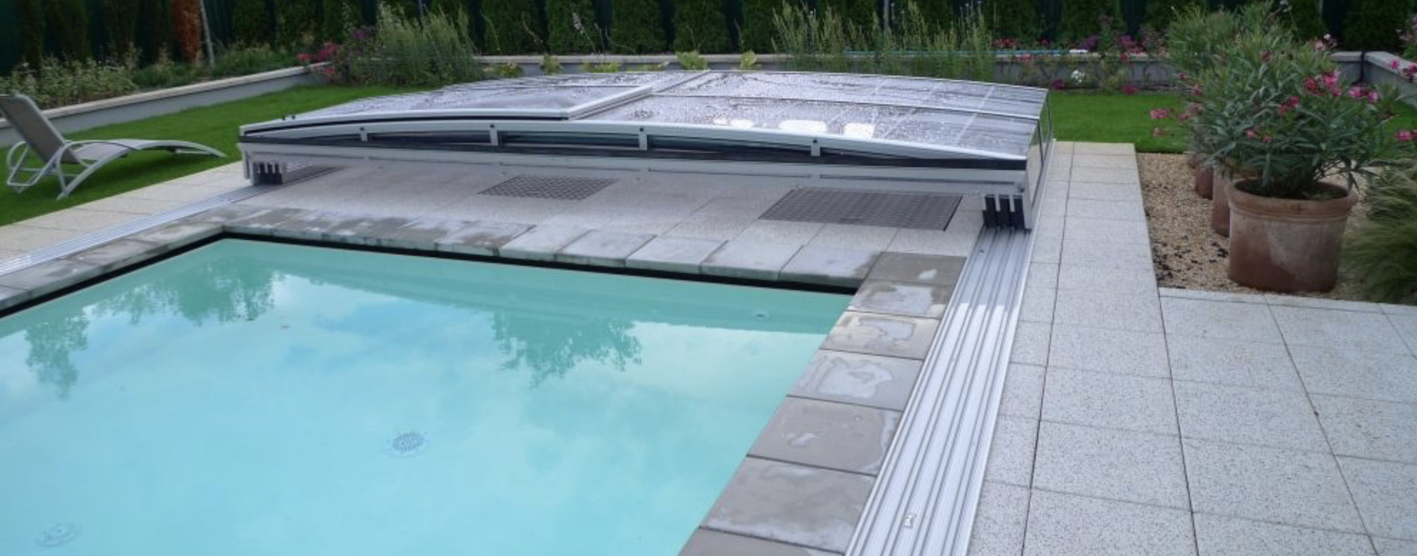 A SKY modell aszimmetrikus íve lehetővé teszi a telepítést ott is, ahol a hely korlátozott. Maximális védelem, minimális helyigény