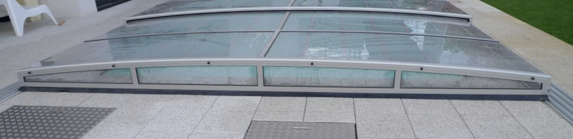 A teleszkópos modulok segítségével pillanatok alatt szabaddá tehető a vízfelület, miközben a fedés az egyik oldalon stabil marad.