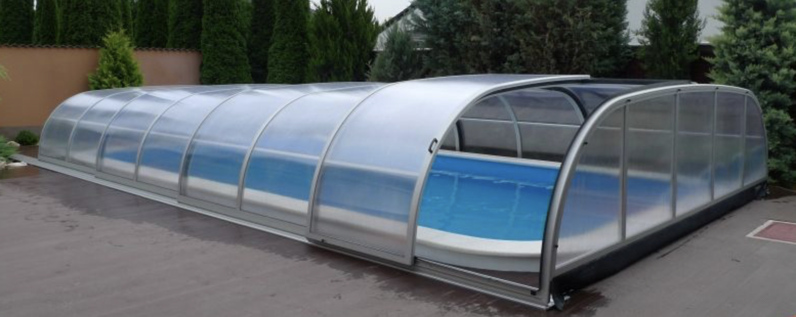 Középmagas medencefedés oldalsó tolóajtóval a kényelmes belépés érdekében.