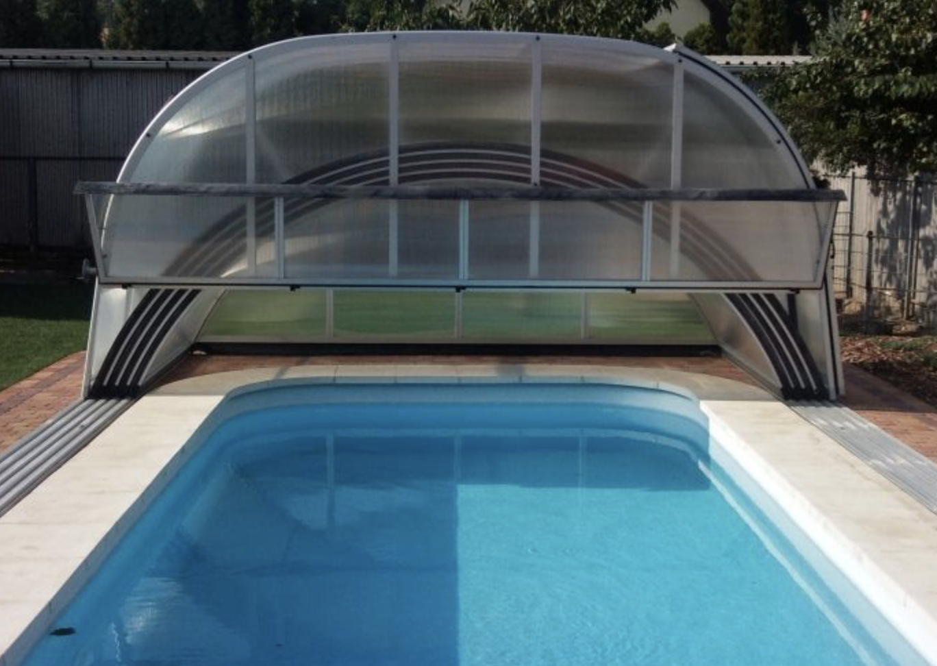 CLASSIC PLUS medencefedés biztonsági sínrendszere és pontos illesztése.