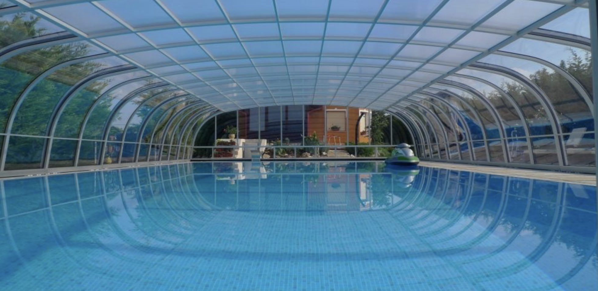 UPITER magas íves medencefedés, amely alatt kényelmesen el lehet férni állva is.