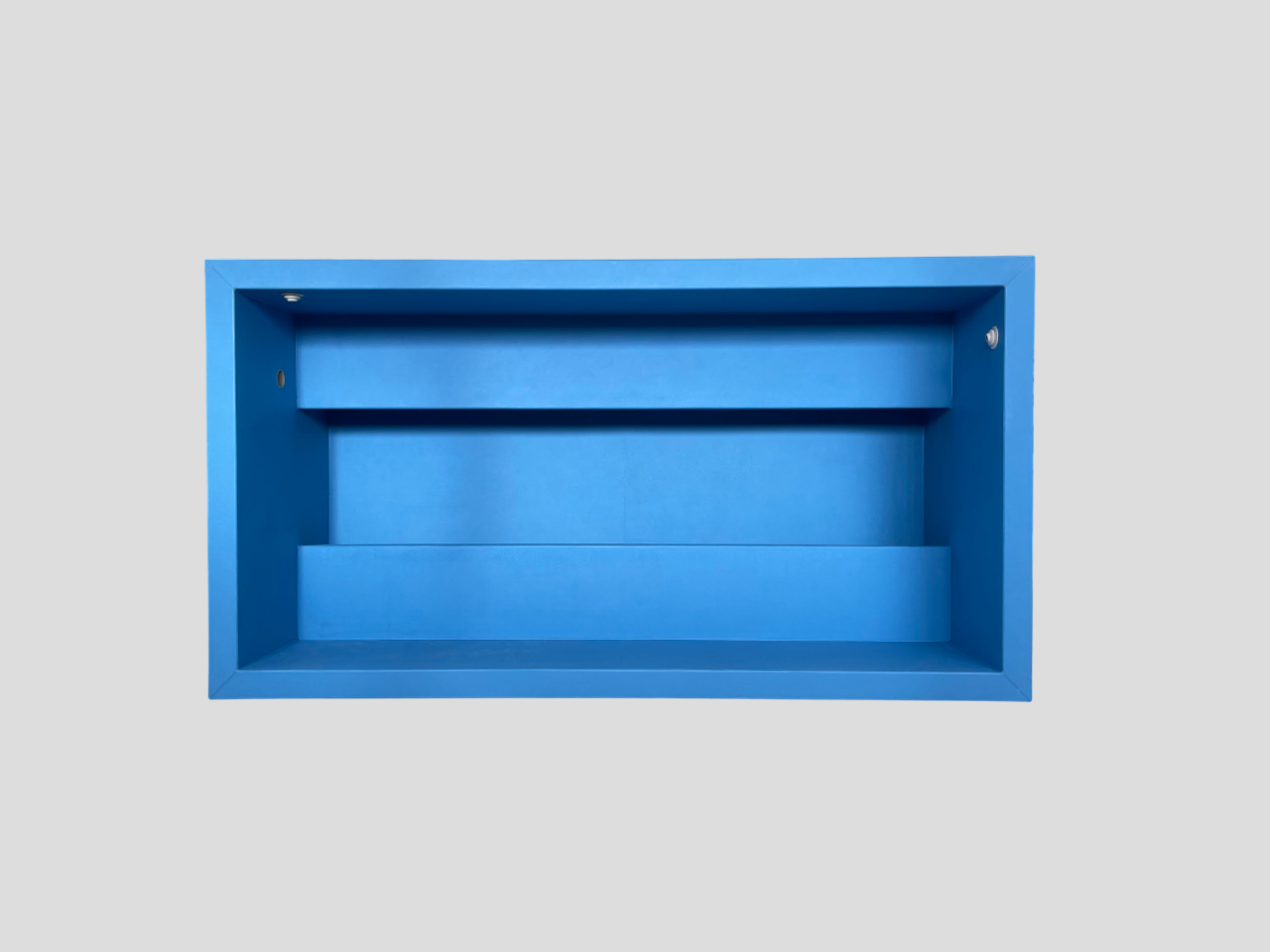 Földbe süllyeszthető műanyag téglalap medence kompletten telepítve, modern kertbe.