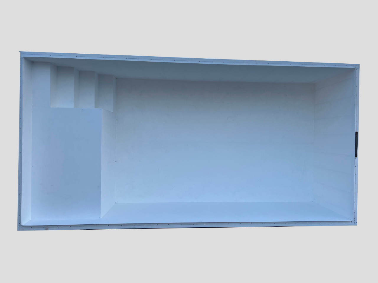 Téglalap alakú műanyag medence csúszásmentes saroklépcsővel és padkával