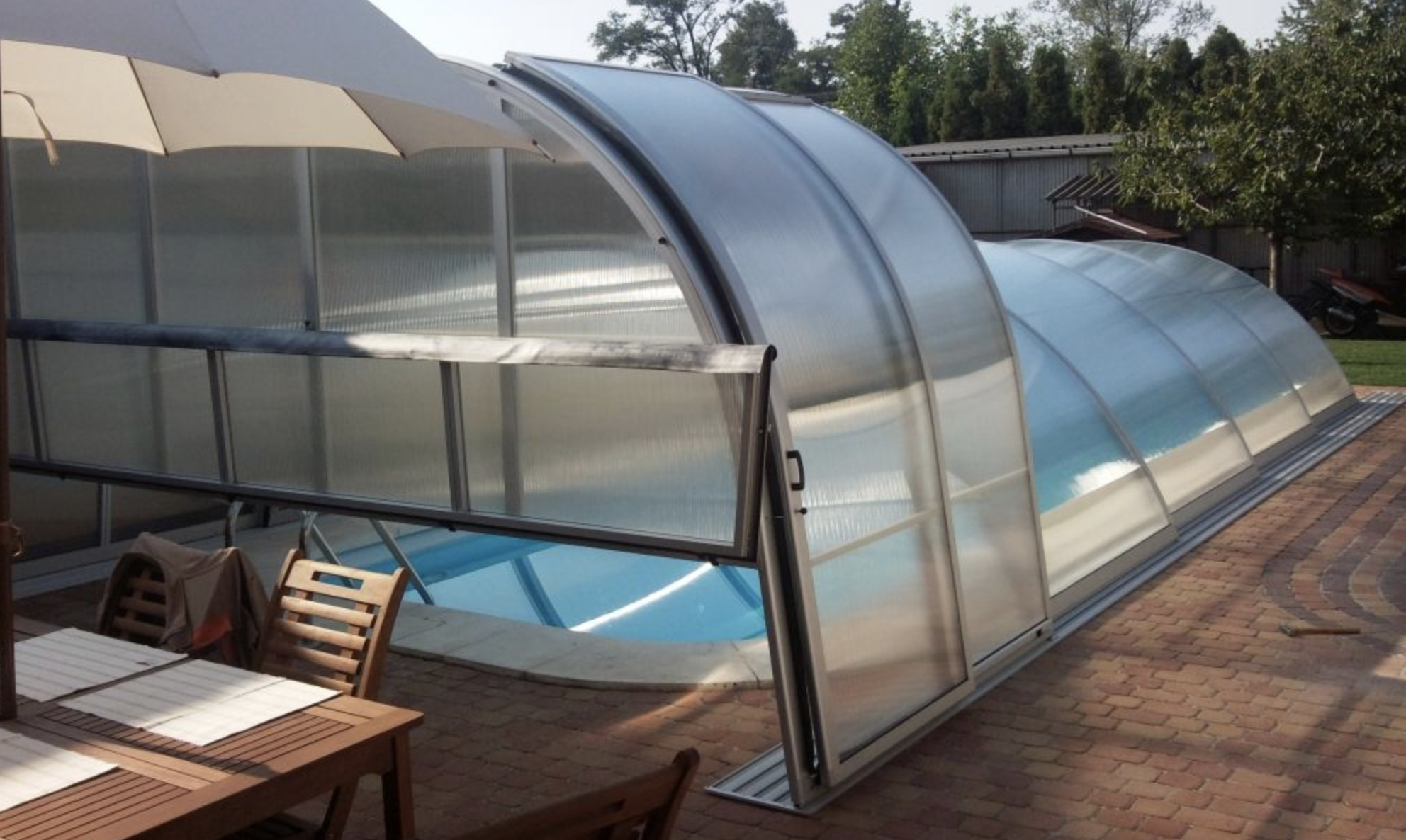 CLASSIC PLUS típusú elhúzható medencefedés szakszerű telepítése meglévő medencére.