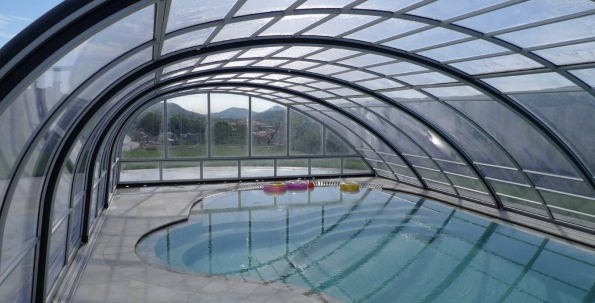 TRITON típusú medencefedés egyedi, meredekebb oldalfalú profilja.