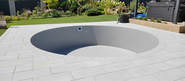 Süllyesztett kör medence a kert ékessége