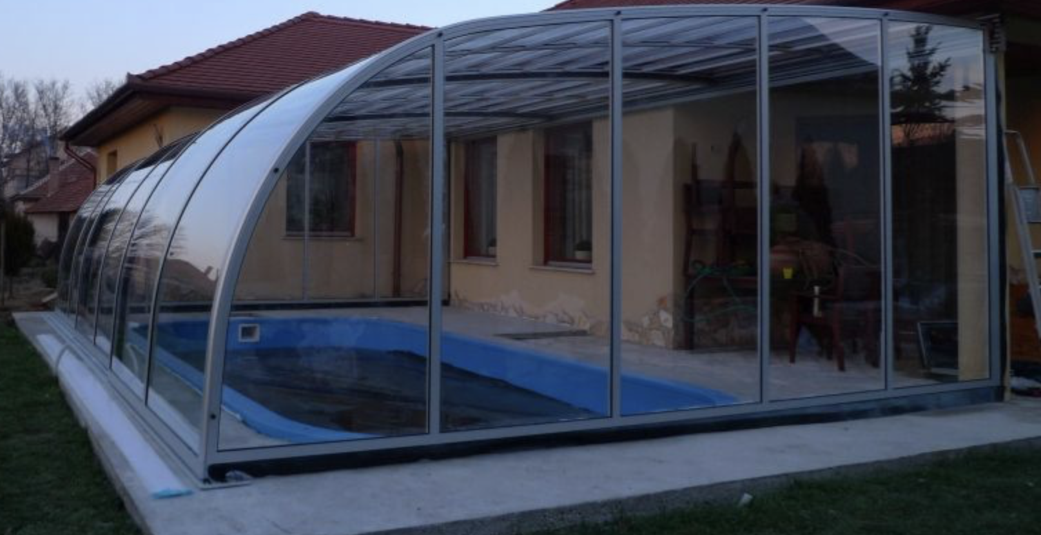 SUPREME modern eltolható teraszfedés antracit színben, családi házhoz építve.