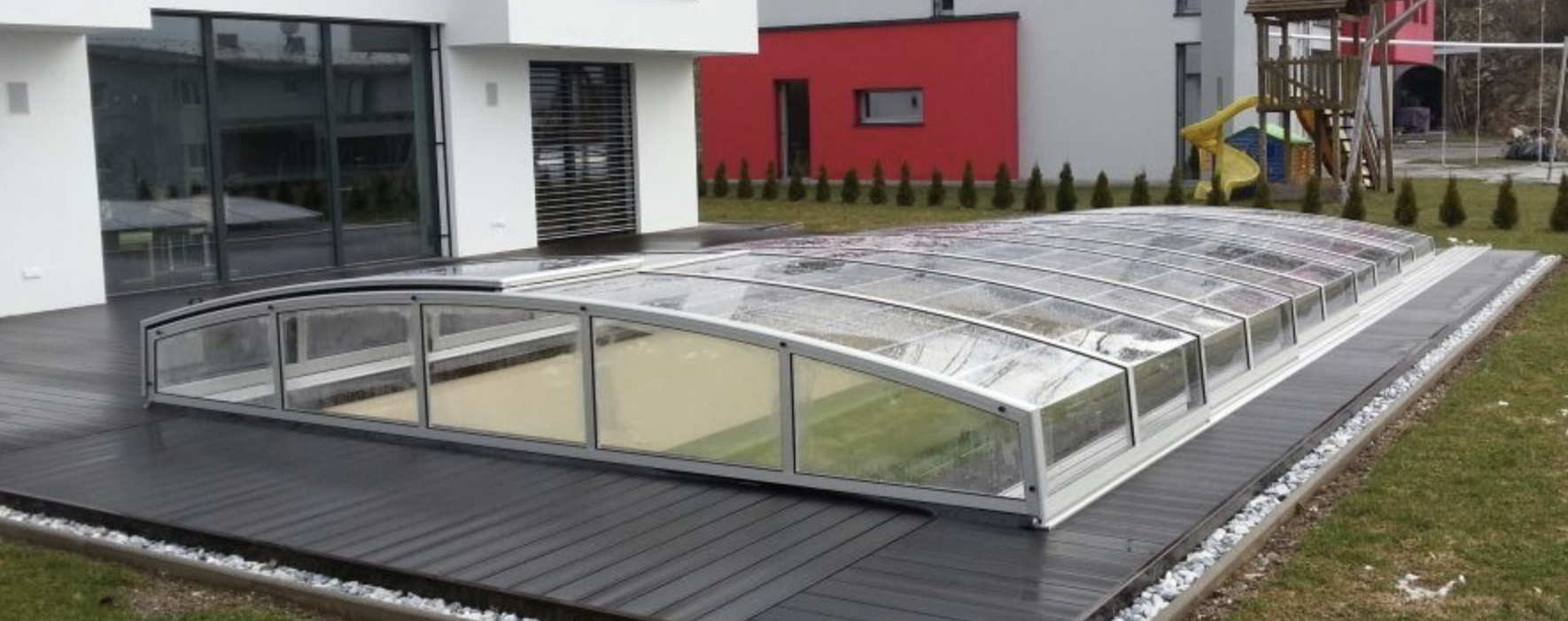 SKY típusú elhúzható polikarbonát medencefedés modern antracit szürke profilokkal.