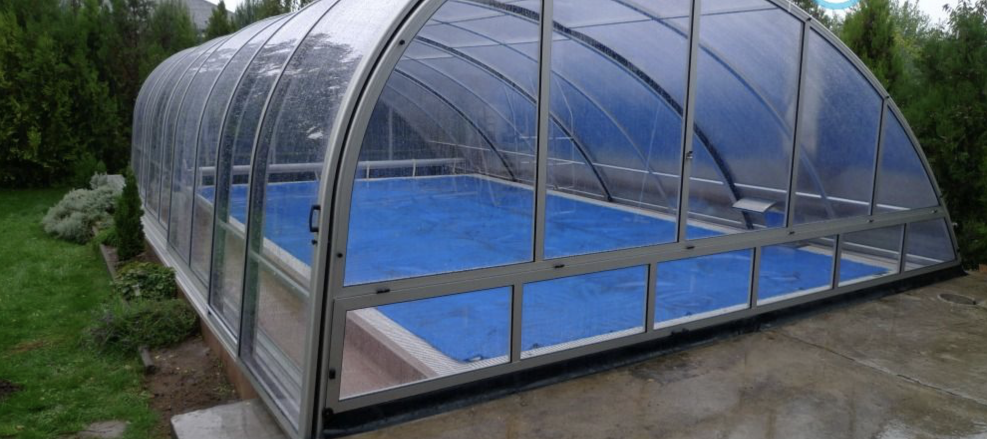 TRITON középmagas elhúzható medencefedés telepítése eloxált színben