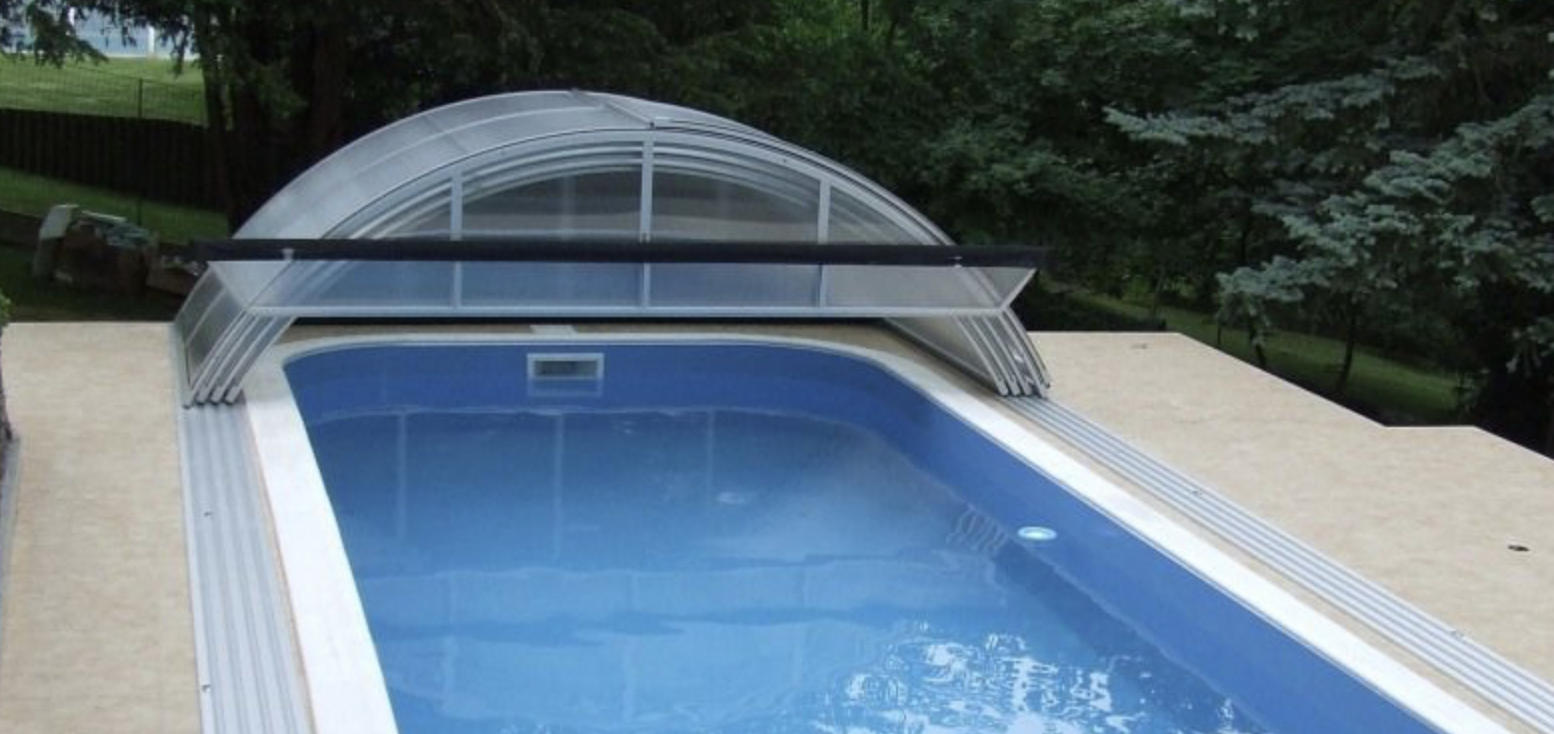 CLASSIC típusú elhúzható medencefedés helyszíni szerelése és sínpálya rögzítése.