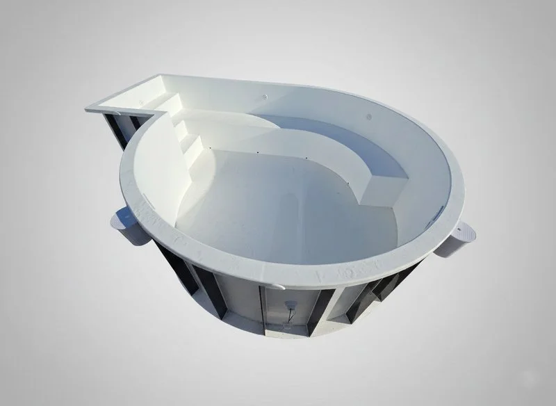 Kör alakú, egyedi gyártású fehér műanyag medence integrált lépcsővel és pihenőpaddal, weboldalra optimalizált szürke háttérrel. Ideális családi medencékhez.