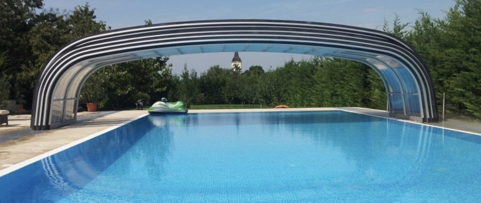 UPITER típusú magas medencefedés szakszerű helyszíni szerelése.