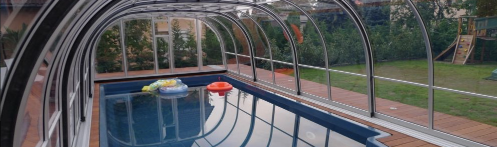 Magasított medencefedés homlokfali nyílóajtóval a kényelmes belépéshez.