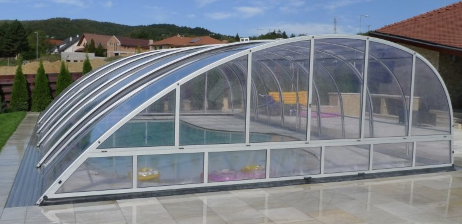 magas TRITON medencefedés üvegszerűen átlátszó, tömör polikarbonát lemezekkel.