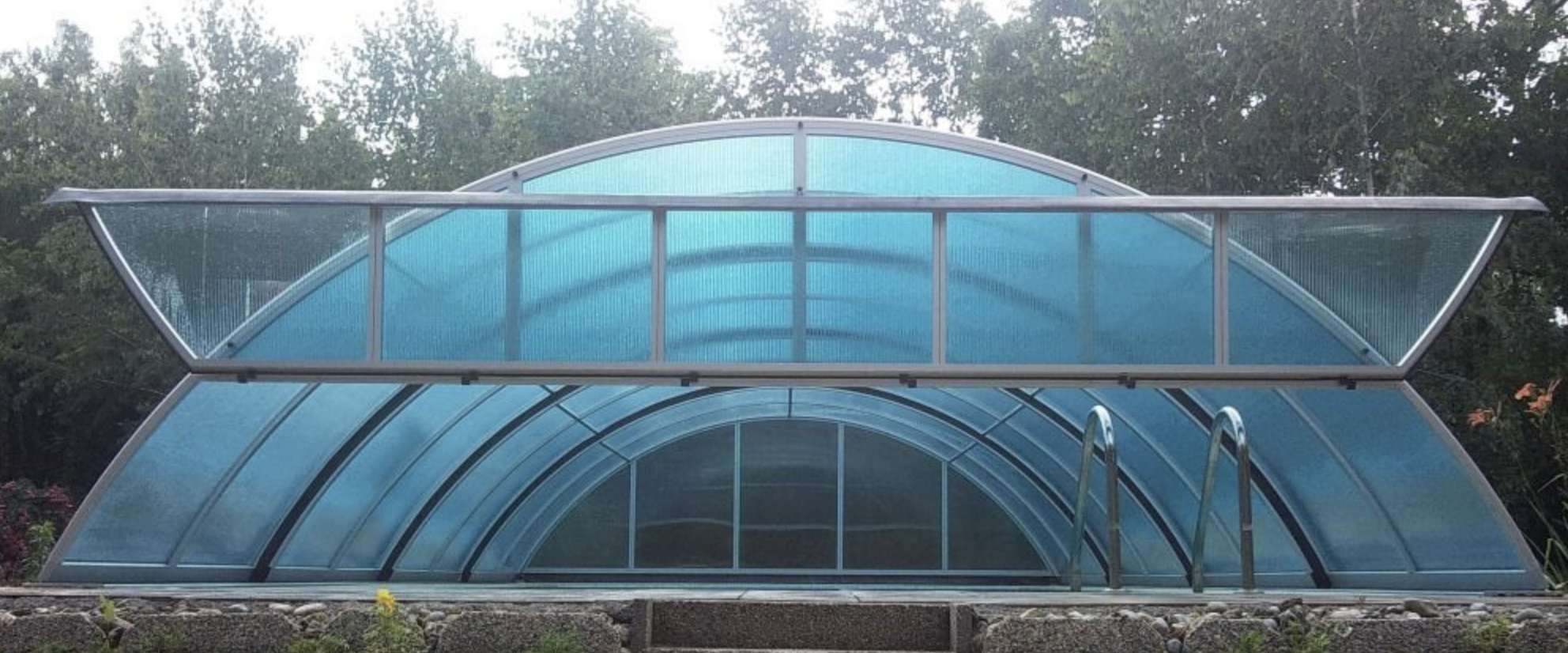 Hőszigetelt CLASSIC medencefedés 10 mm-es légkamrás polikarbonát lemezekkel.