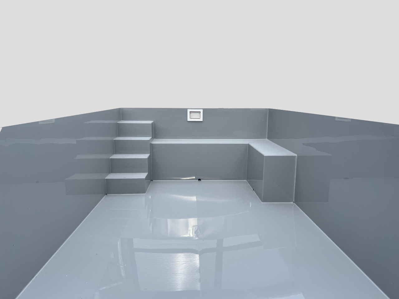 Könnyen tisztítható, sima felületű műanyag téglalap medence vegyszerálló kivitelben.