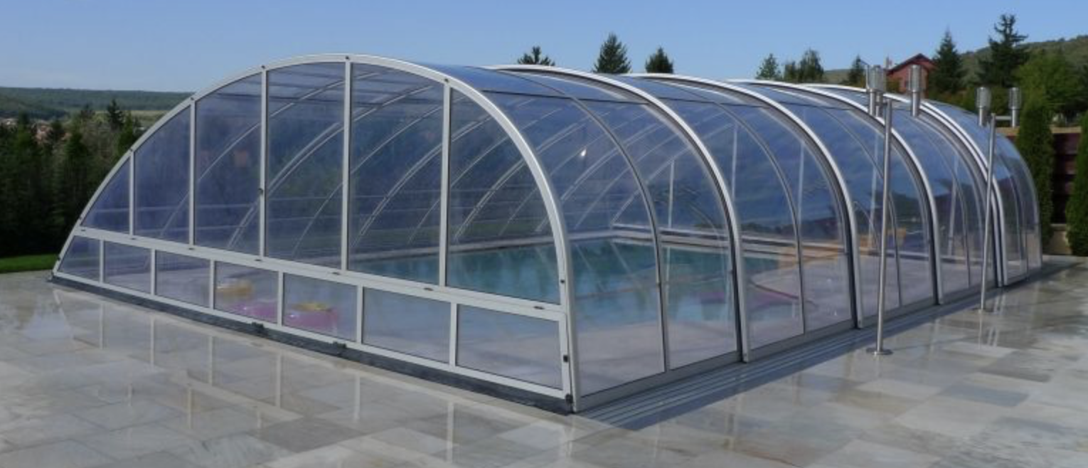 TRITON típusú magas medencefedés helyszíni szerelése és pontos rögzítése.