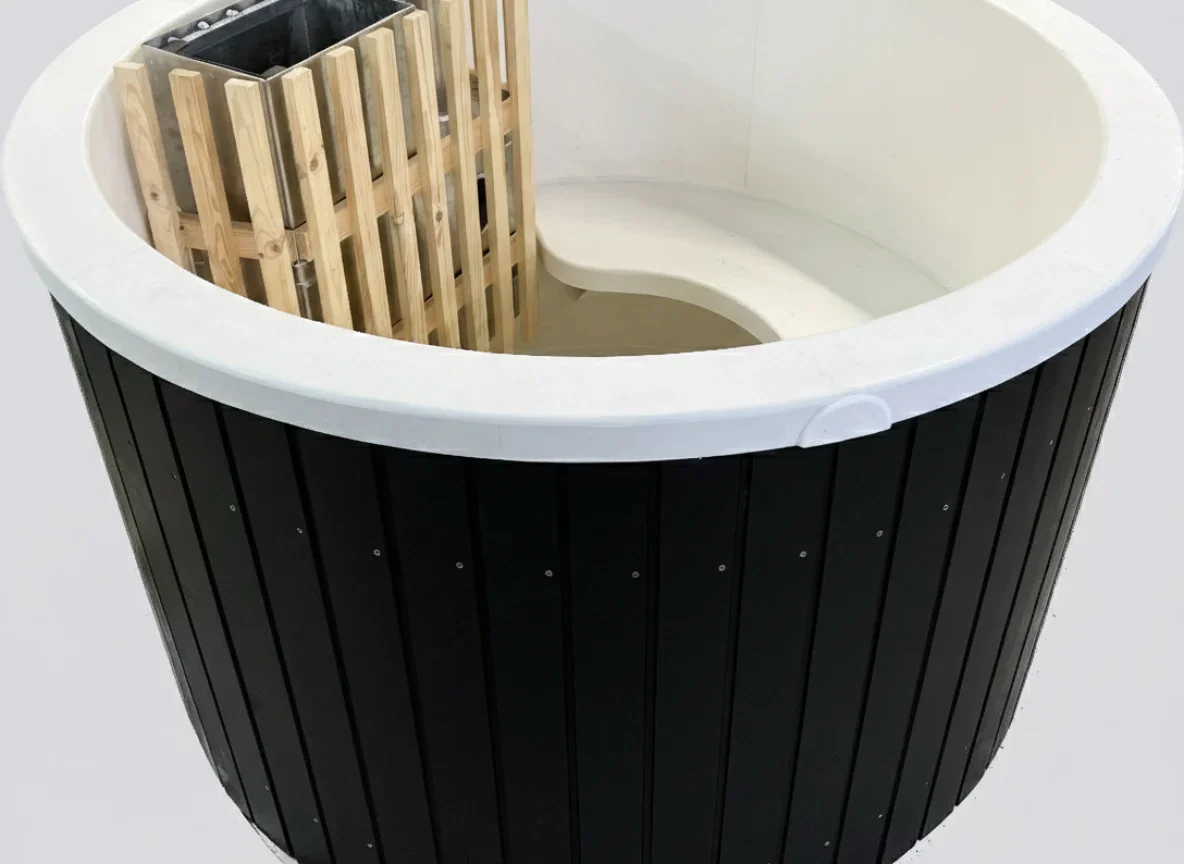 Prémium komplett műanyagbetétes dézsafürdő Thermowood fa burkolattal és integrált kályhával