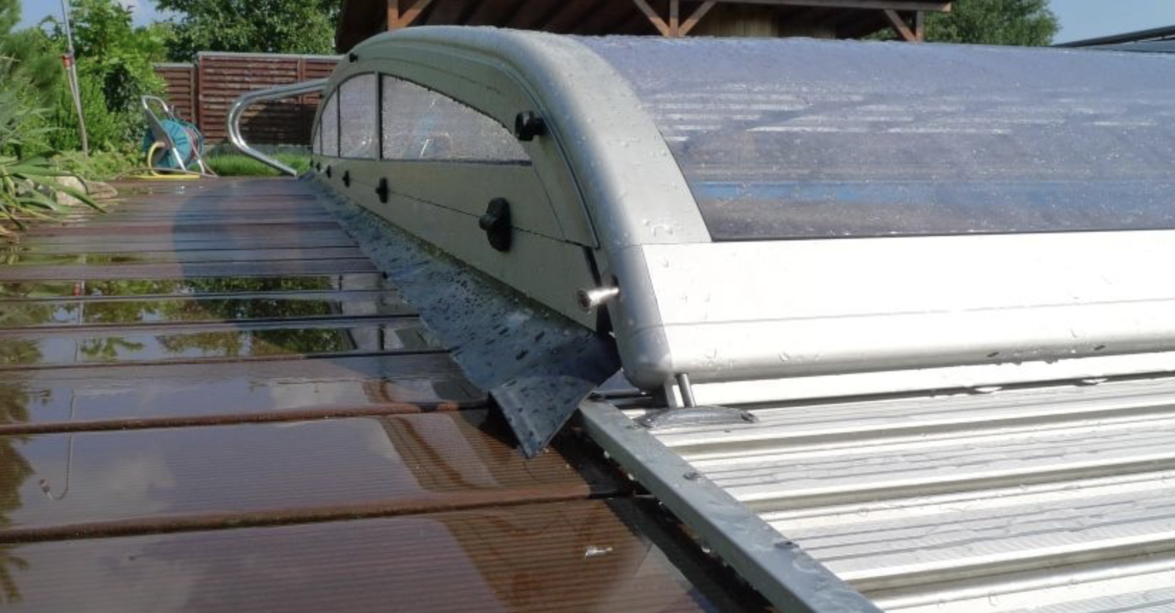 MINI medencefedés víztiszta, tömör polikarbonát üvegezéssel az elegáns megjelenésért.