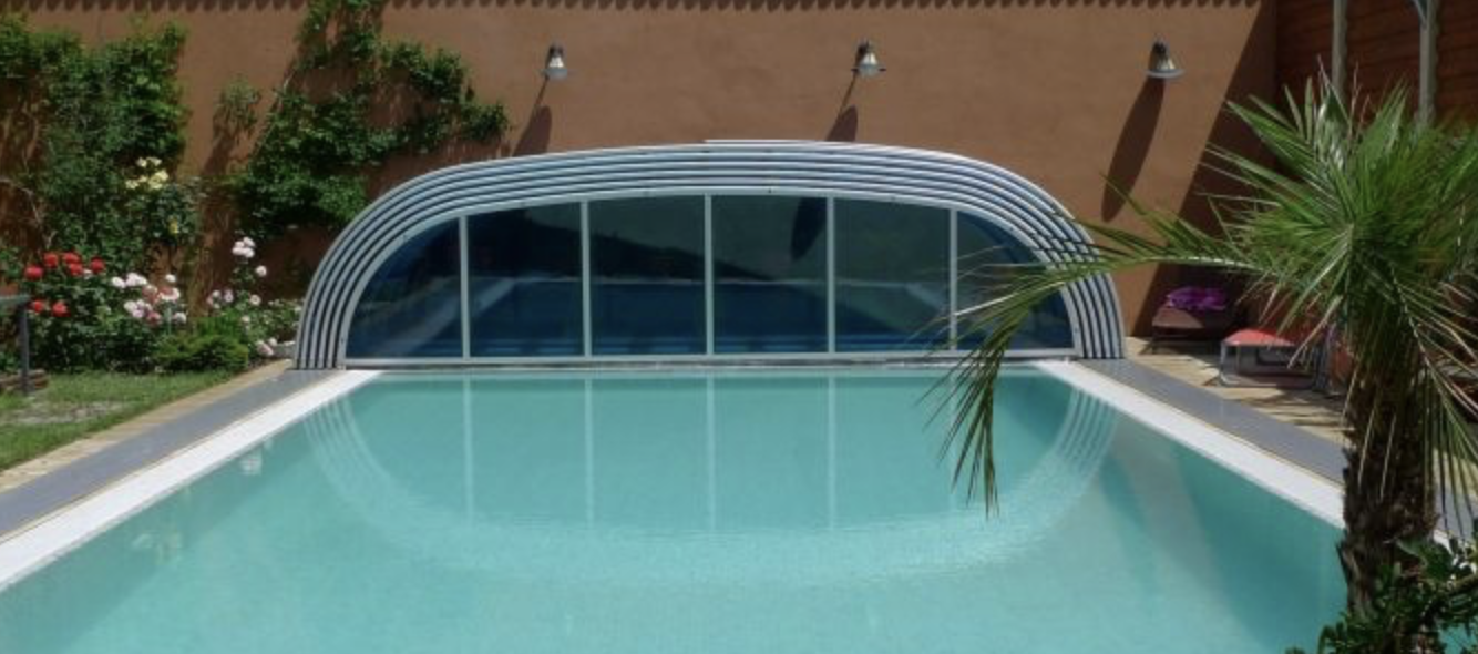 NEPTUNE medencefedés helyszíni szerelése és pontos sínpálya beállítása