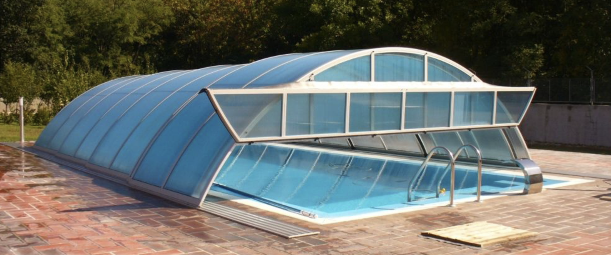 CLASSIC típusú hagyományos íves medencefedés telepítése kék műanyag medencére
