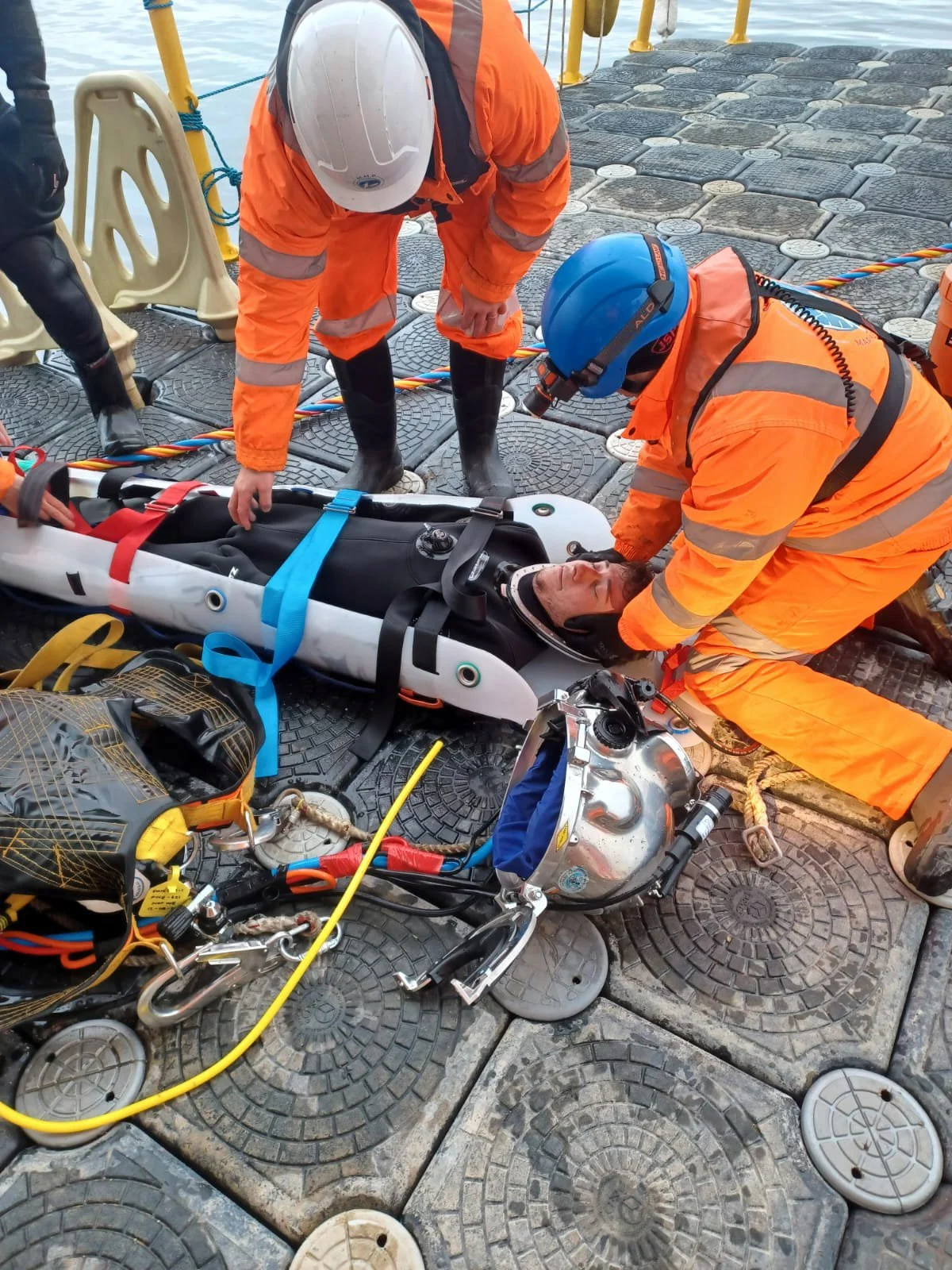 MMP divers simulating a unconscious diver drill