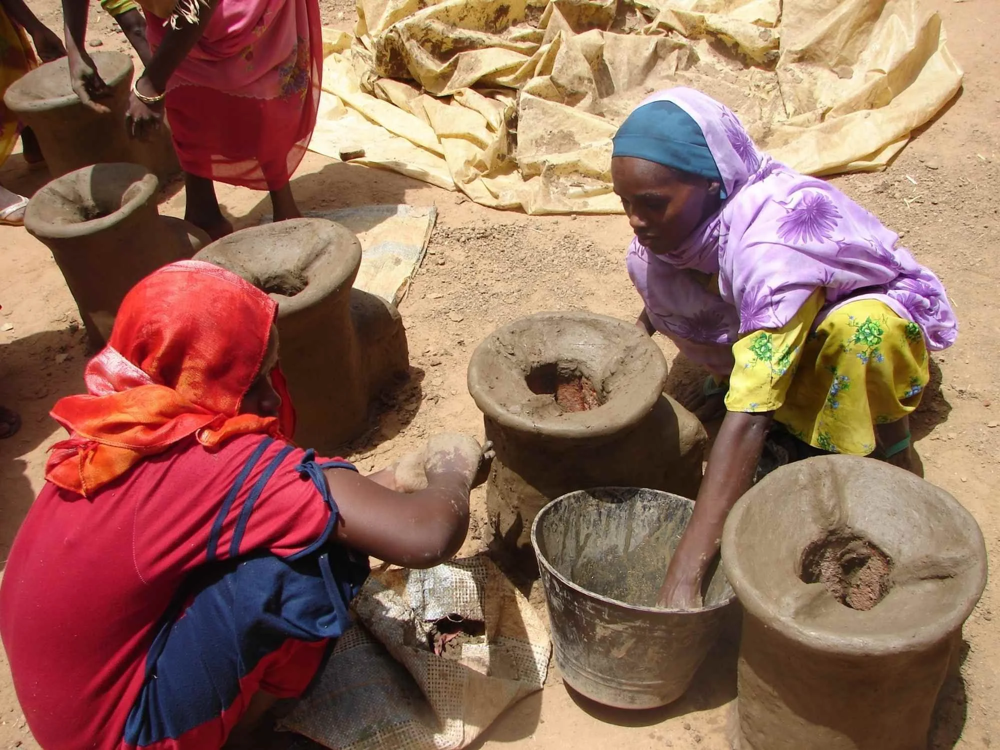 2 African women working under the sun.