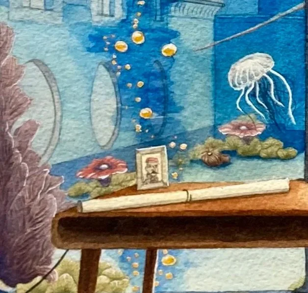Aquarium avec méduses, coquillages, plantes, une photo encadrée, et une paire de pince à linge sur une table en bois.