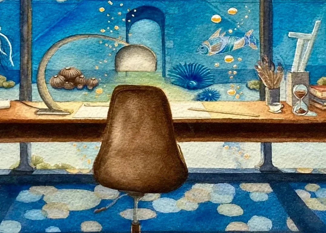 Bureau avec une chaise en face d'une grande fenêtre donnant sur un aquarium avec des poissons, des coraux et des plantes marines.