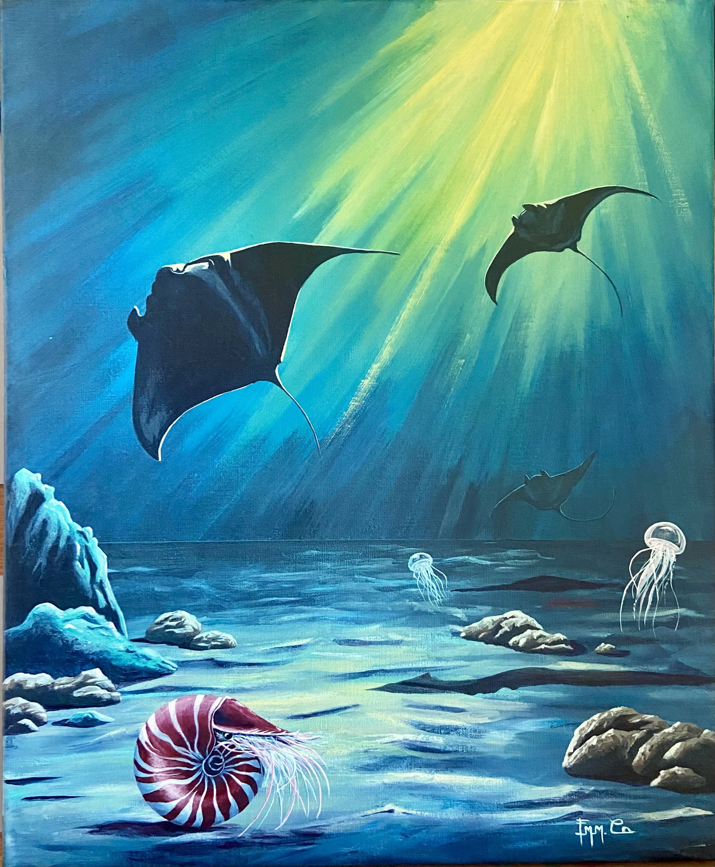 Peinture représentant un paysage sous-marin avec des raies manta nageant sous la lumière du soleil et des méduses flottant dans l'eau, avec des roches au fond.