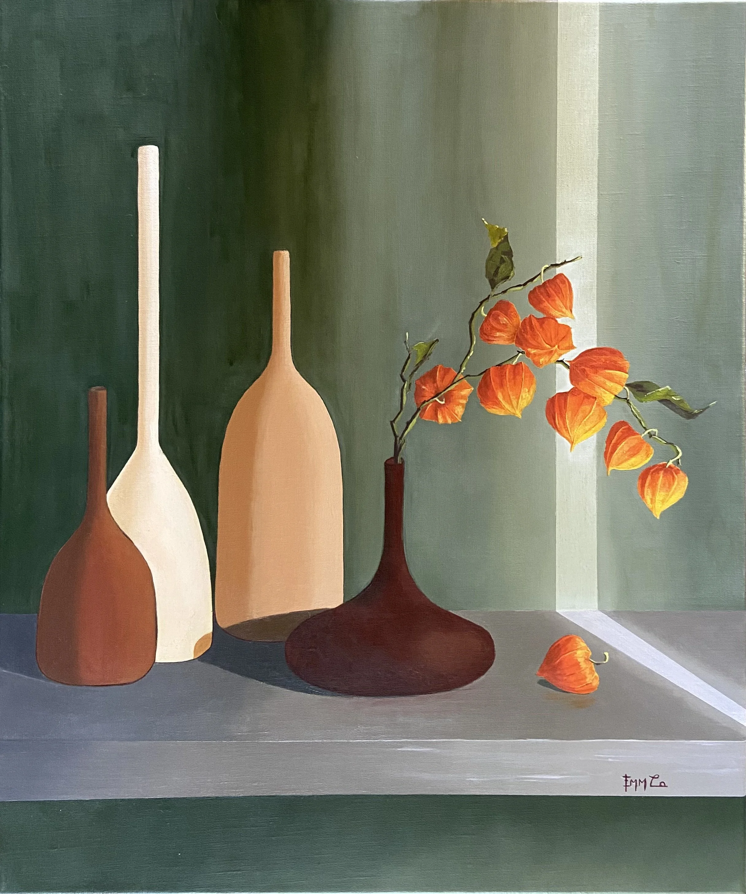 Peinture représentant trois vases en verre, un avec des fleurs orange, sur une surface grise avec un fond vert