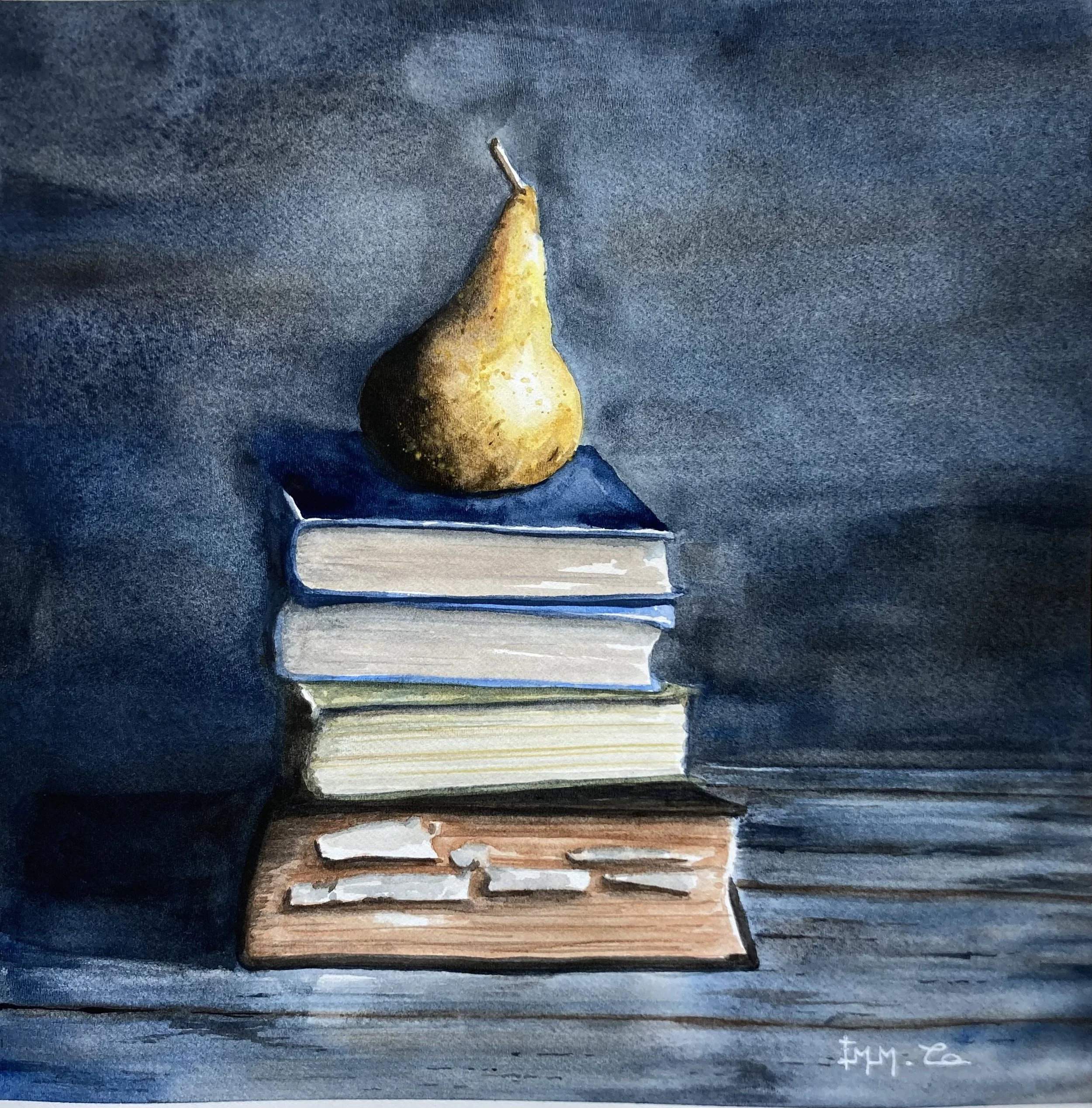 Une peinture représentant une pile de livres avec une poire dorée posée sur le sommet, le tout sur une surface en bois sombre.