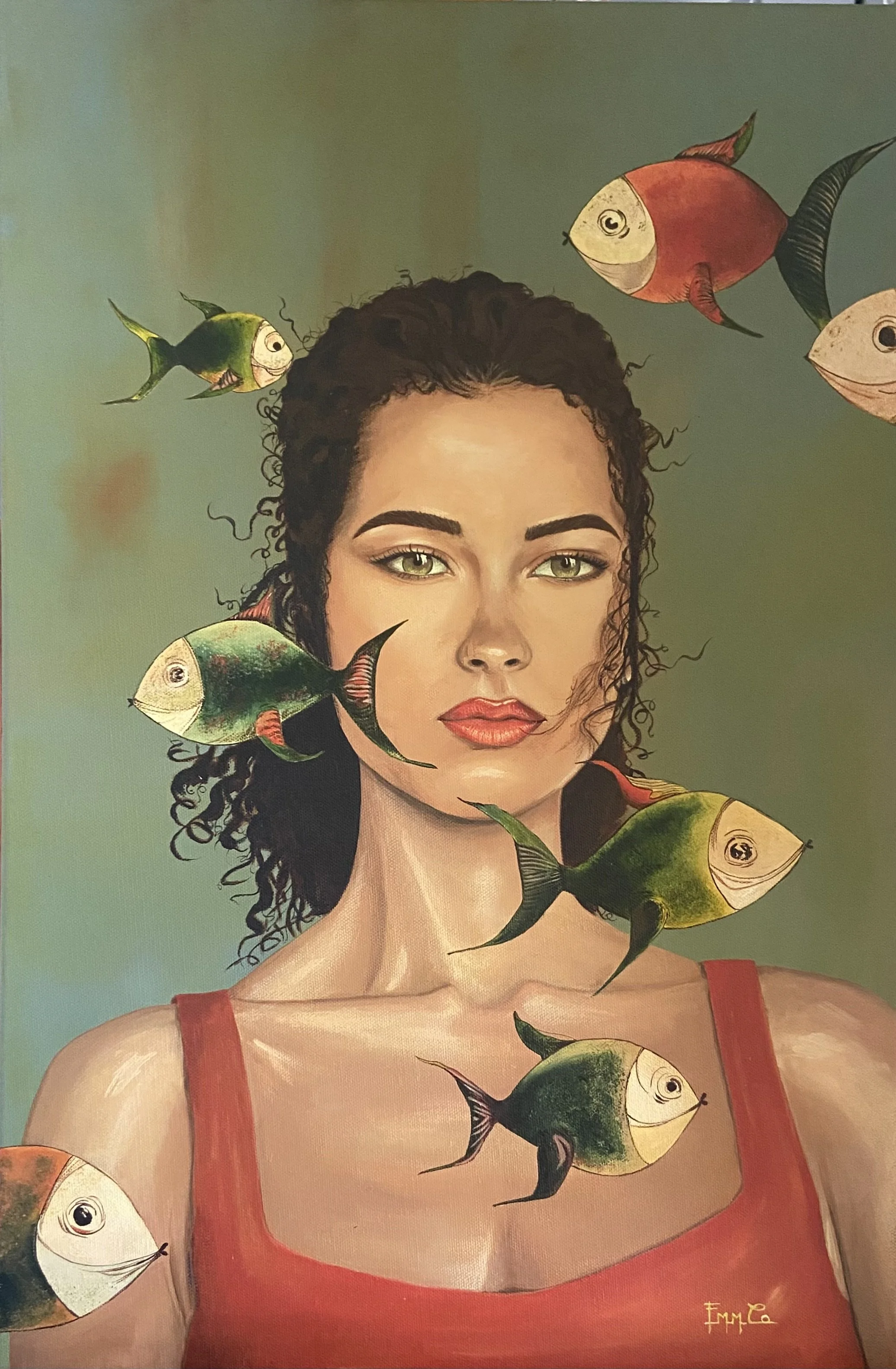 Peinture d'une femme avec des poissons colorés nageant autour d'elle et sur ses épaules, fond vert.
