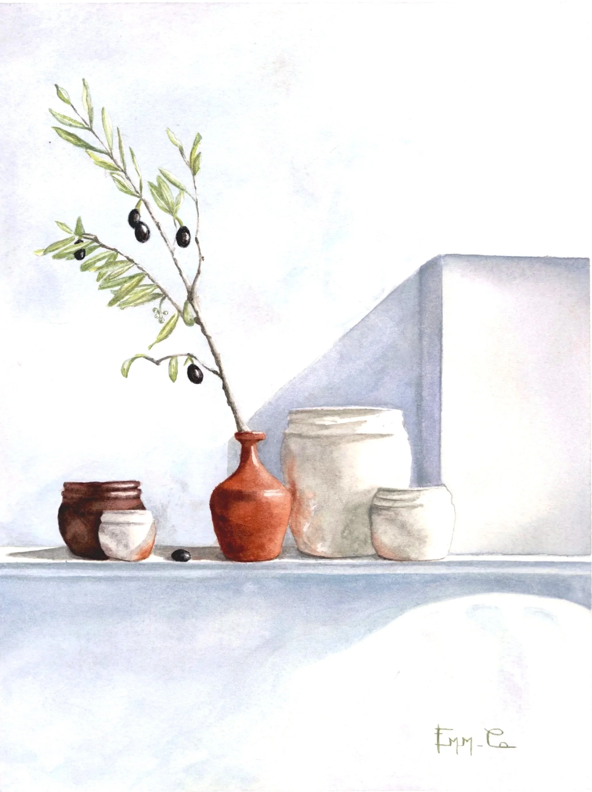 Une peinture représentant un vase en terre cuite avec une branche d'olivier avec des olives noires, accompagnée de plusieurs pots en céramique de différentes tailles, posés sur une surface blanche, avec une lumière douce et une ombre portée sur un fo