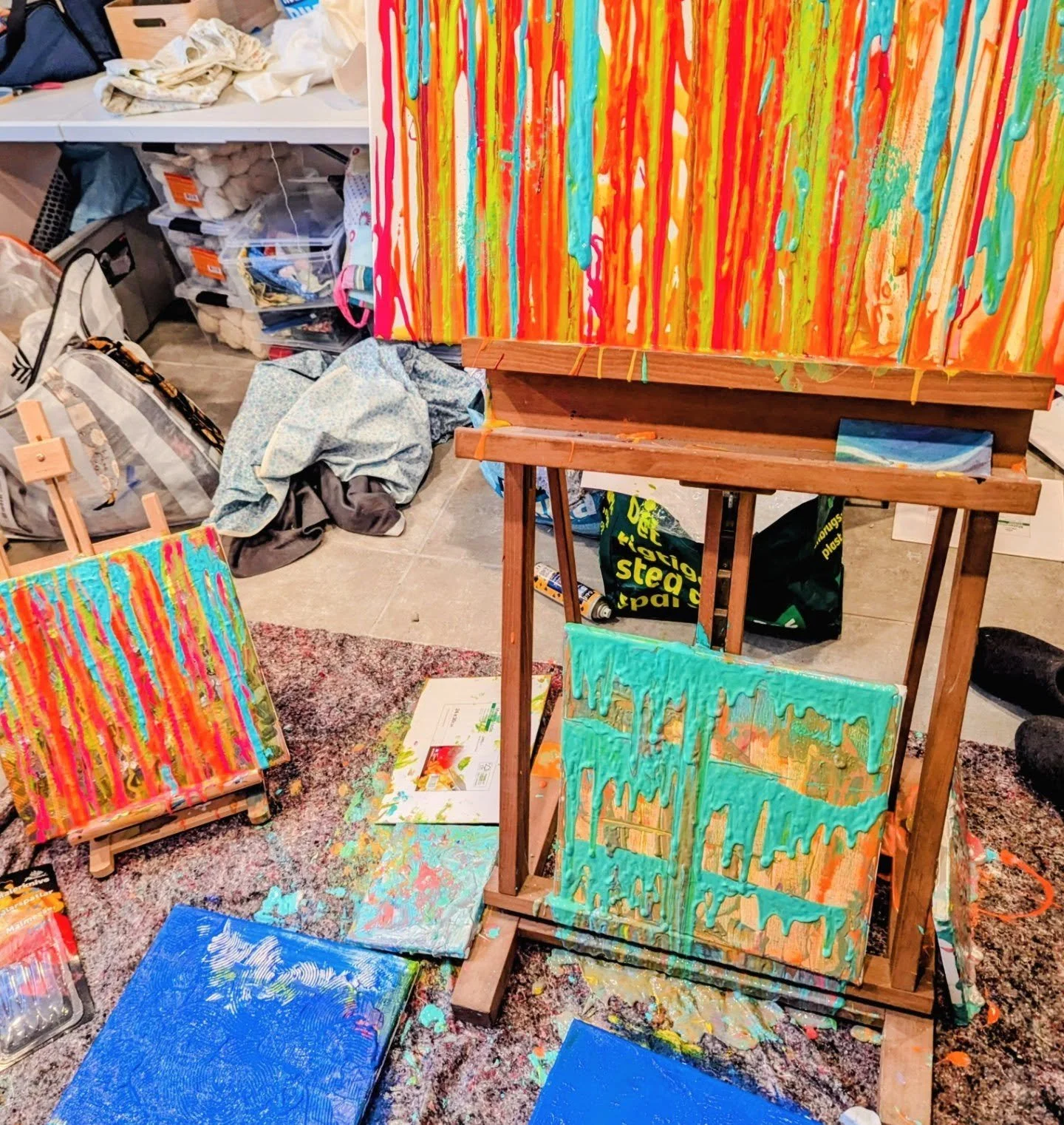 Productive day! Went a bit crazy with the splashing but it was cathartic.

#acrylicpainting #kunsttilv&aelig;ggen #billedkunstner #abstractartist #picoftheday